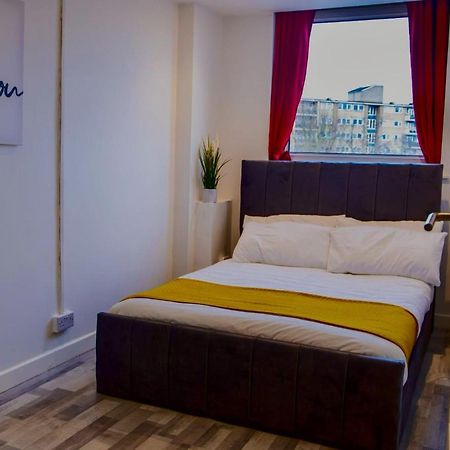 2 Bed With Free Parking Apartment Лондон Екстериор снимка