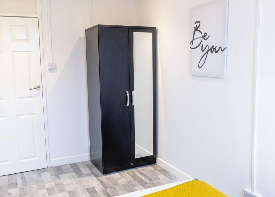 2 Bed With Free Parking Apartment Лондон Екстериор снимка