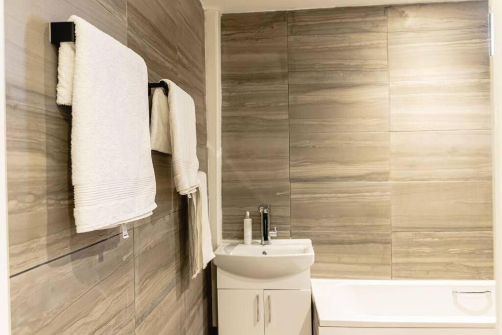 2 Bed With Free Parking Apartment Лондон Екстериор снимка