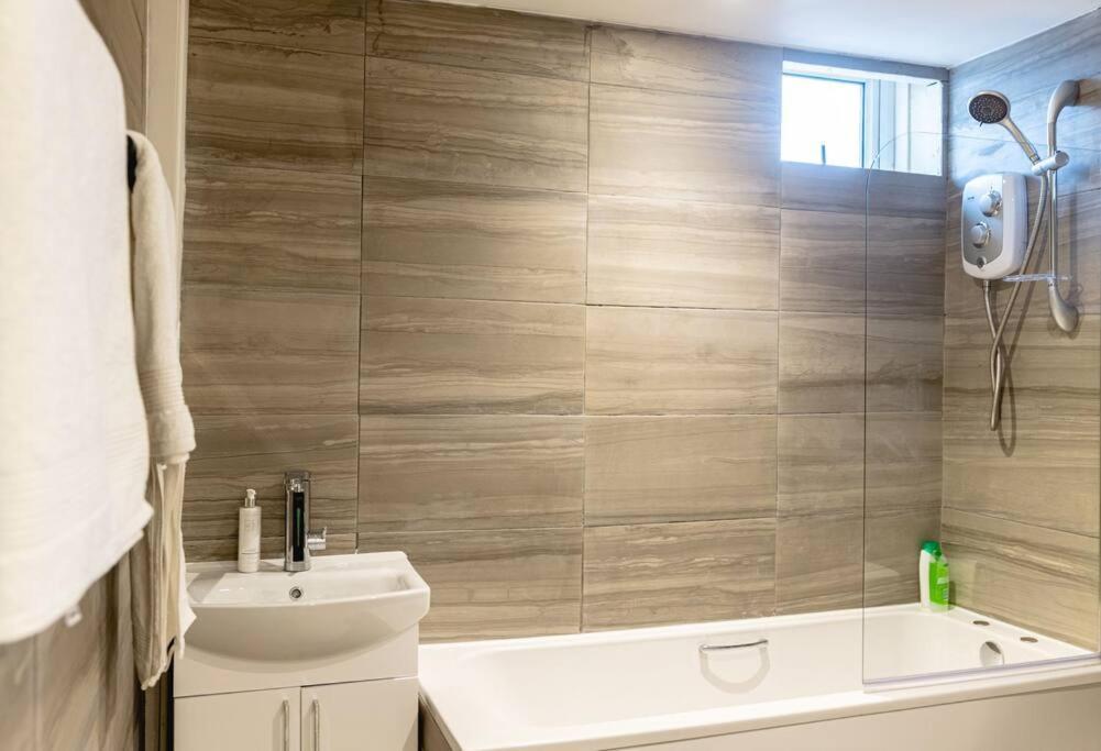 2 Bed With Free Parking Apartment Лондон Екстериор снимка
